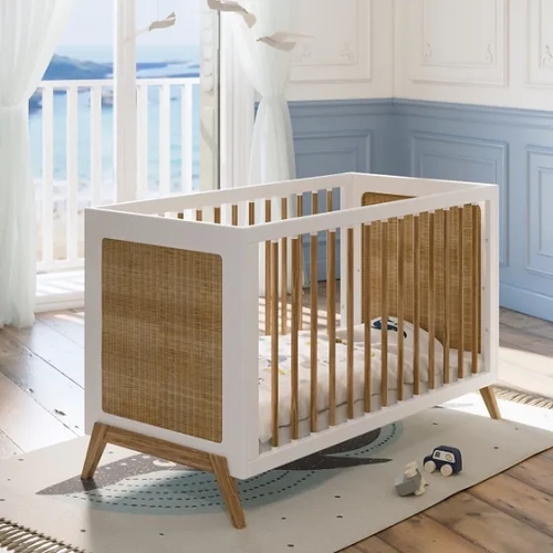 Łóżeczko Rosnące Z Dzieckiem Rattan 60 X 120 - Neige Marelia – eleganckie, funkcjonalne łóżeczko dla dzieci z panelami z rattanu.