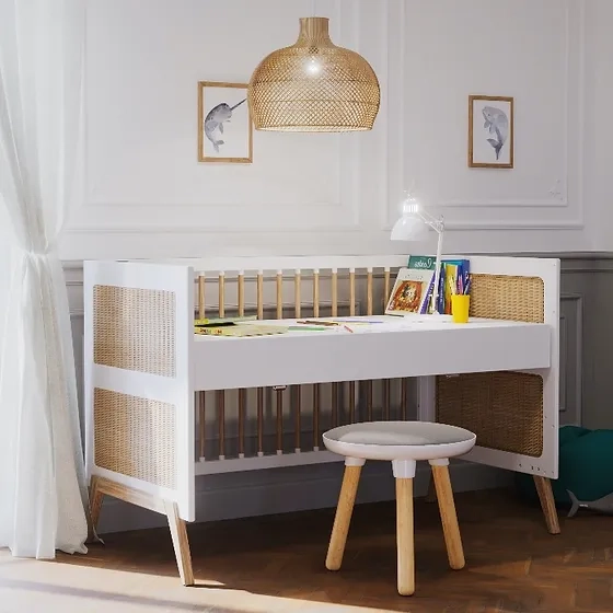 Łóżeczko Rosnące Z Dzieckiem Rattan 70 X 140 - Neige Marelia – eleganckie łóżeczko z panelami z rattanu, które rośnie razem z dzieckiem.