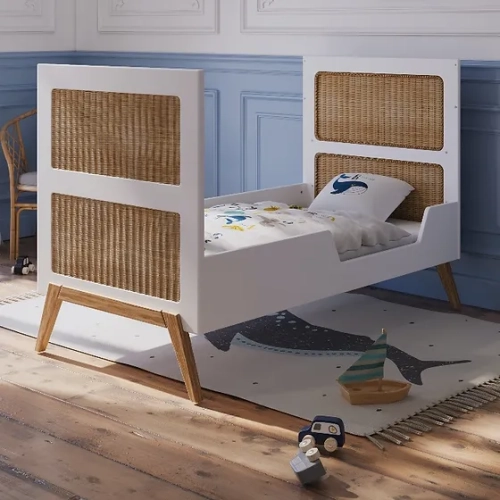 Łóżeczko Rosnące Z Dzieckiem Rattan 70 X 140 - Neige Marelia – eleganckie łóżeczko z panelami z rattanu, które rośnie razem z dzieckiem.
