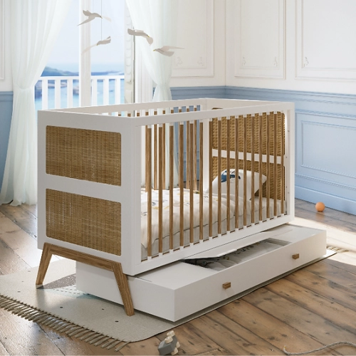 Łóżeczko Rosnące Z Dzieckiem Rattan 70 X 140 - Neige Marelia – eleganckie łóżeczko z panelami z rattanu, które rośnie razem z dzieckiem.