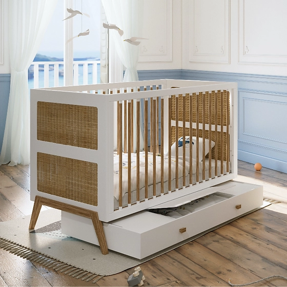 Łóżeczko Rosnące Z Dzieckiem Rattan 70 X 140 - Neige Marelia – eleganckie łóżeczko z panelami z rattanu, które rośnie razem z dzieckiem.