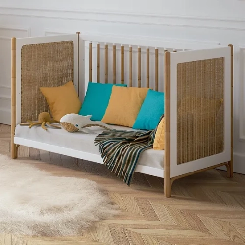 Łóżeczko rattanowe białe 60x120 cm rosnące z dzieckiem Neige Oceania – stylowe i funkcjonalne łóżeczko z opcją przekształcenia w sofę, idealne dla dzieci.