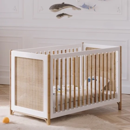 Łóżeczko rattanowe białe 60x120 cm rosnące z dzieckiem Neige Oceania – stylowe i funkcjonalne łóżeczko z opcją przekształcenia w sofę, idealne dla dzieci.