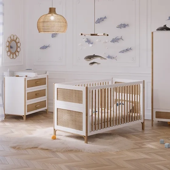 Łóżeczko Rosnące Z Dzieckiem 70 X 140 Rattan - Neige Oceania – eleganckie łóżeczko dziecięce z rattanu, które rośnie wraz z dzieckiem, idealne dla niemowląt i maluchów.