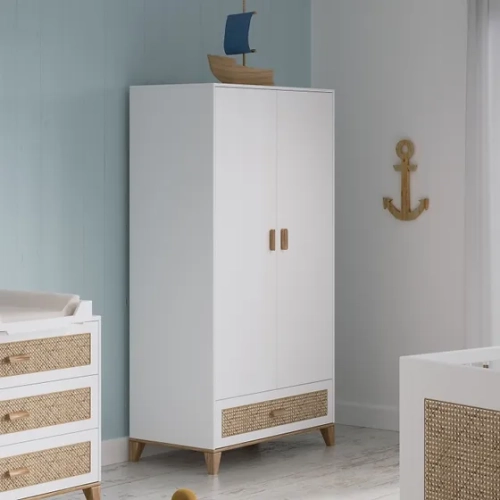 Szafa Biała Rattan - Neige Nami – elegancka i solidna szafa z plecionką rattanową i drewnianymi uchwytami.