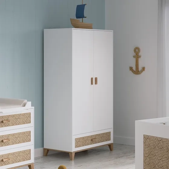 Szafa Biała Rattan - Neige Nami – elegancka i solidna szafa z plecionką rattanową i drewnianymi uchwytami.
