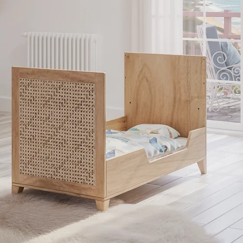 Łóżeczko drewniane z rattanem Naturel Nami Bois 60x120 cm, naturalne materiały, regulowany stelaż, przekształcalne w łóżko dla starszaka.