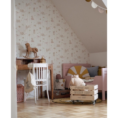 Tapeta w różowe paski i króliczki – Pink Rabbits on Stripes, ekologiczna, pastelowy róż z białymi króliczkami, 280x50 cm, idealna do pokoju noworodka.