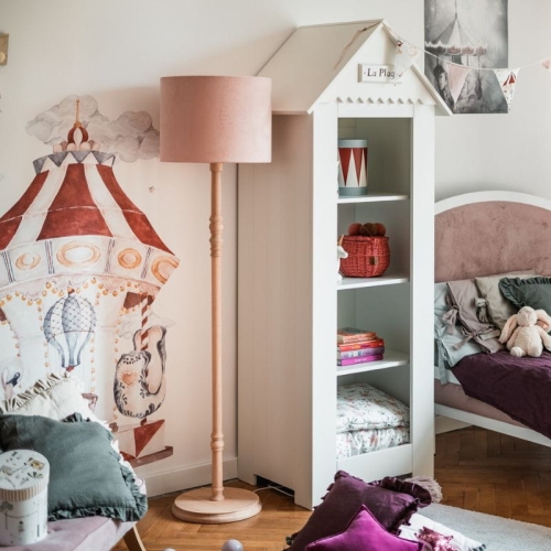 lampa podłogowa drewniana aksamitna różowa w stylu retro