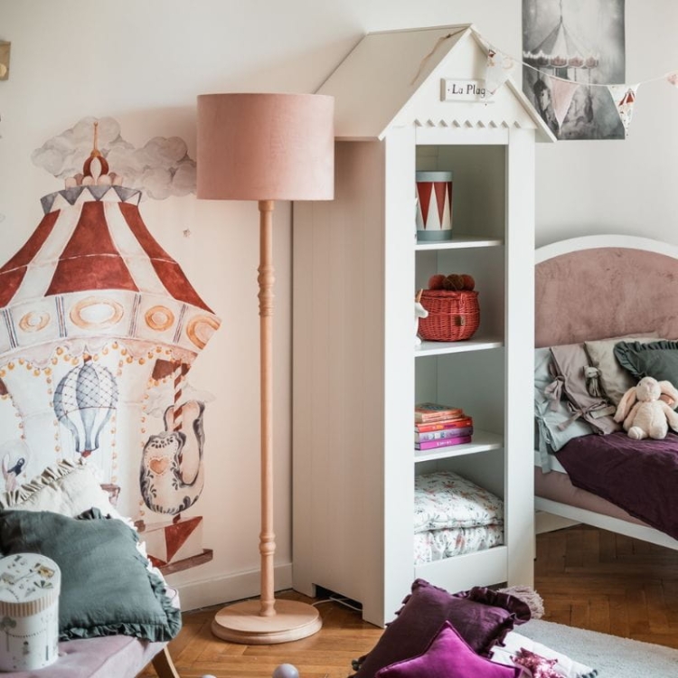 lampa podłogowa drewniana aksamitna różowa w stylu retro