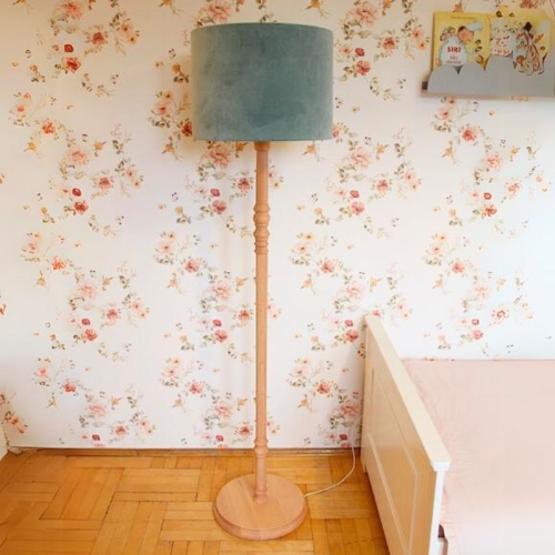 lampa podłogowa drewniana aksamitna miętowa