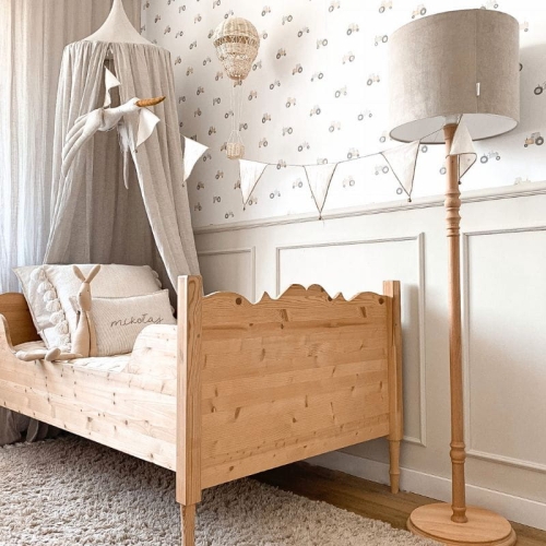 Lampa podłogowa Velvet Beige – elegancka drewniana lampa z aksamitnym abażurem. Idealna do każdego wnętrza w stylu retro, boho, glamour lub hampton.