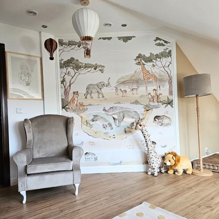 Lampa podłogowa Velvet Beige – elegancka drewniana lampa z aksamitnym abażurem. Idealna do każdego wnętrza w stylu retro, boho, glamour lub hampton.