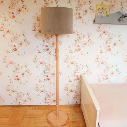 Lampa podłogowa Velvet Beige – elegancka drewniana lampa z aksamitnym abażurem. Idealna do każdego wnętrza w stylu retro, boho, glamour lub hampton.
