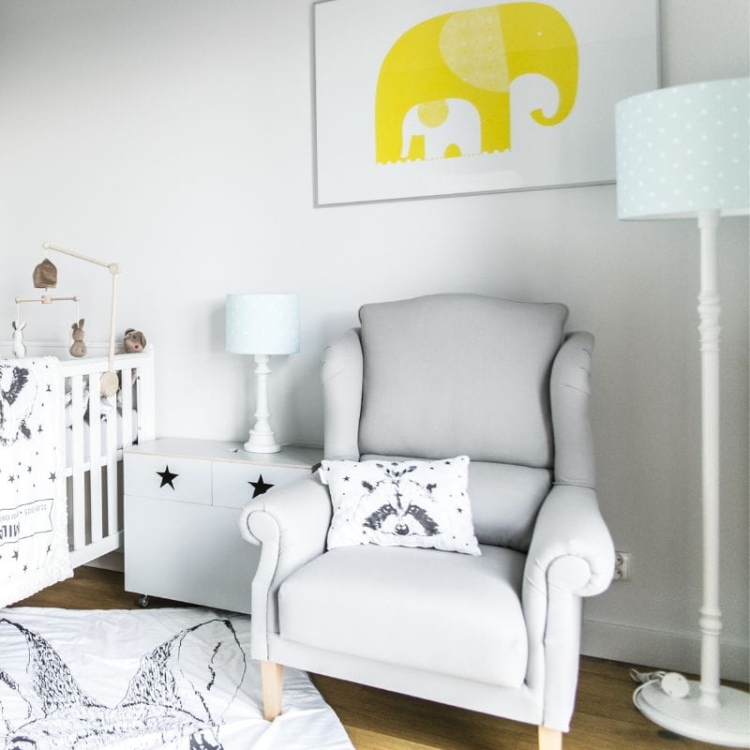 Lampa podłogowa Lovely Dots Mint – drewniana lampa z abażurem w miętowym kolorze ozdobionym białymi kropkami. Idealna do pokoju dziecka, przedszkola lub żłobka.
