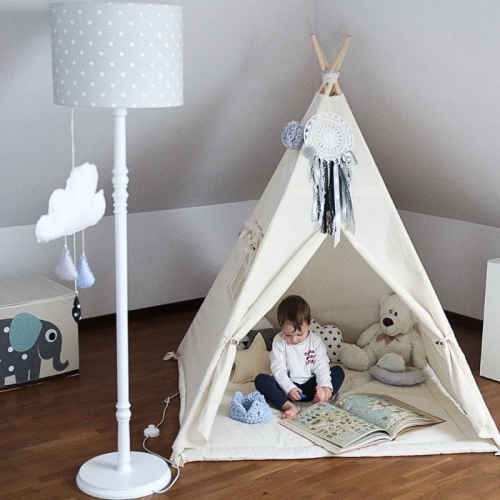 Lampa podłogowa Lovely Dots Grey – drewniana lampa z abażurem w szarym kolorze ozdobionym białymi kropkami. Idealna dekoracja do pokoju dziecka.