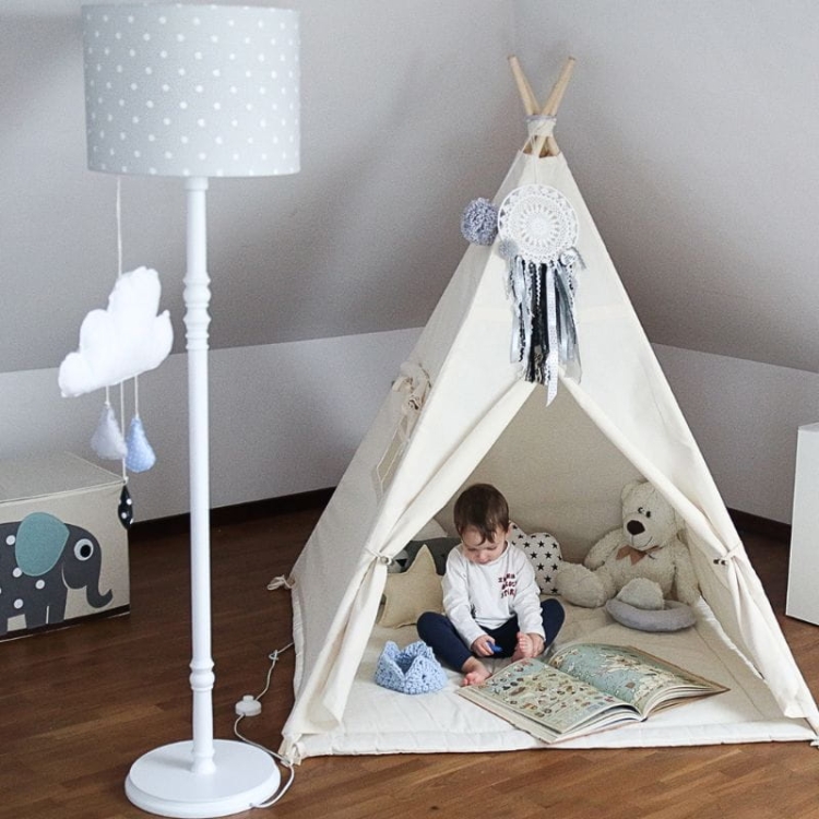 Lampa podłogowa Lovely Dots Grey – drewniana lampa z abażurem w szarym kolorze ozdobionym białymi kropkami. Idealna dekoracja do pokoju dziecka.