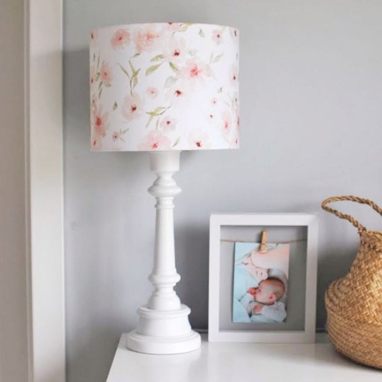 lampa stojąca drewniana biała w kwiatki