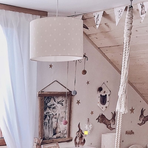 lampa sufitowa beżowa w kropki do pokoju dziecka