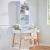 błękitne biurko dla chłopca dziewczynki czy nastolatki na drewnianych nogach o nowoczesnym wyglądzie z dwiema szufladami