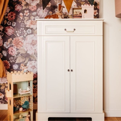 Wysoka komoda Ines Elegant White w stylu angielskim, z frezowanymi uchwytami, w kolorze złamanej bieli.