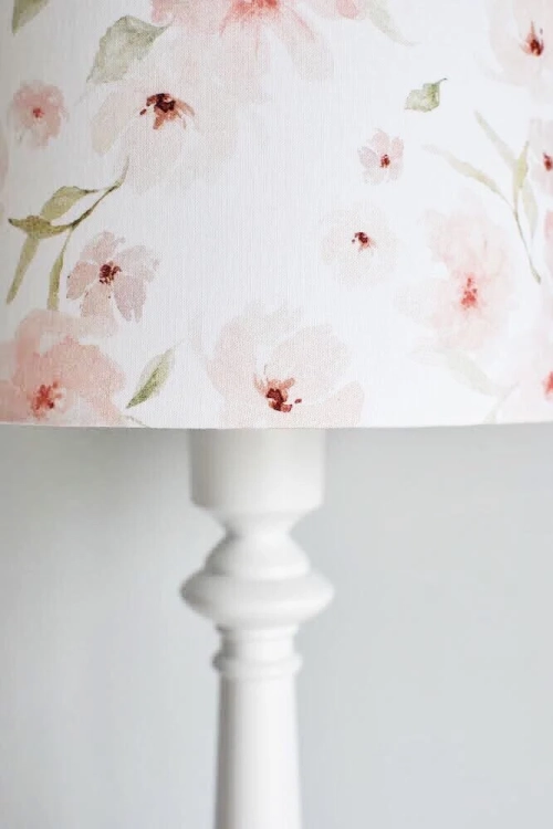 lampa biała w kwiaty