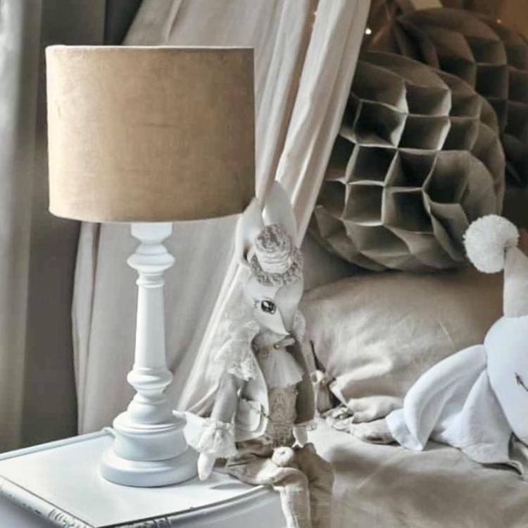 lampa stojąca beżowa aksamitna