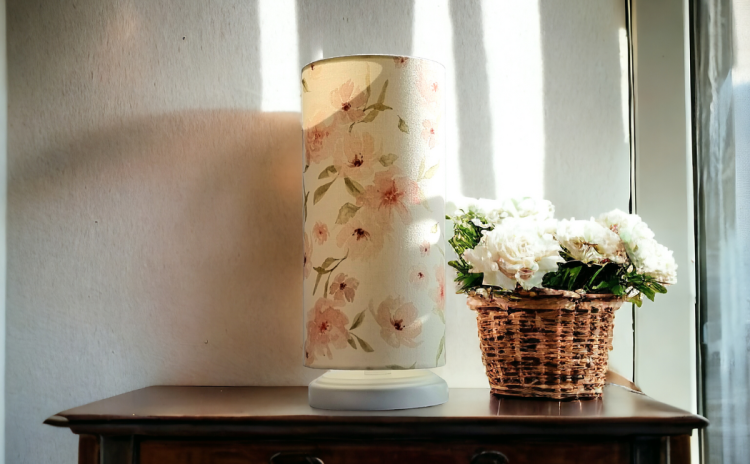 lampka nocna biała w jasno różowe kwiaty blossom