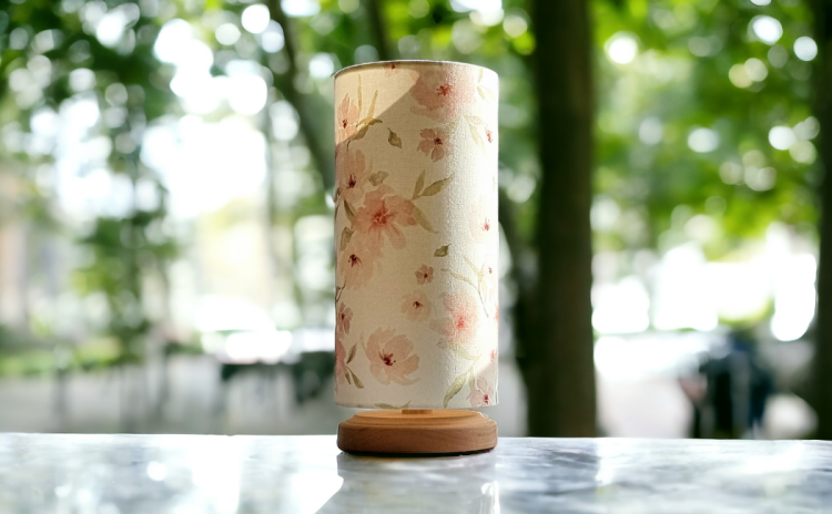 lampka nocna biała w jasno różowe kwiaty blossom