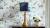 lampa stołowa drewniana z niebieskim kloszem