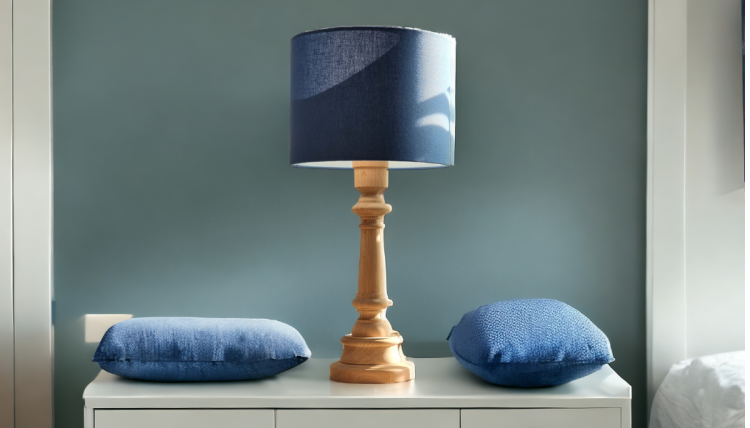 lampa stołowa drewniana z niebieskim kloszem