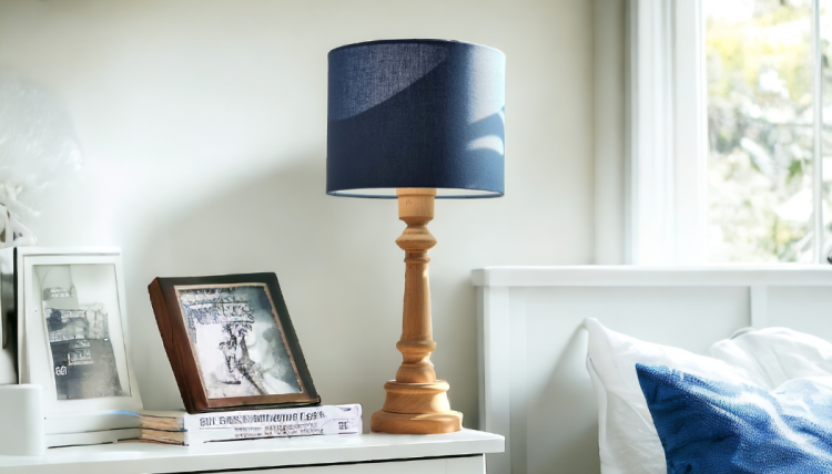 lampa stołowa drewniana z niebieskim kloszem