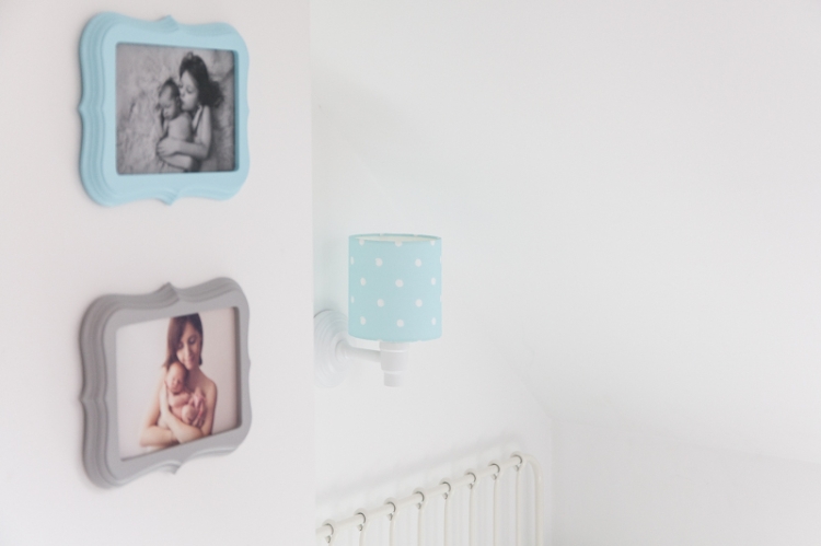Kinkiet miętowy w białe kropki Lovely Dots Mint, idealna lampka nocna ścienna dla chłopca i dziewczynki, wykonana z bawełny i drewna bukowego.