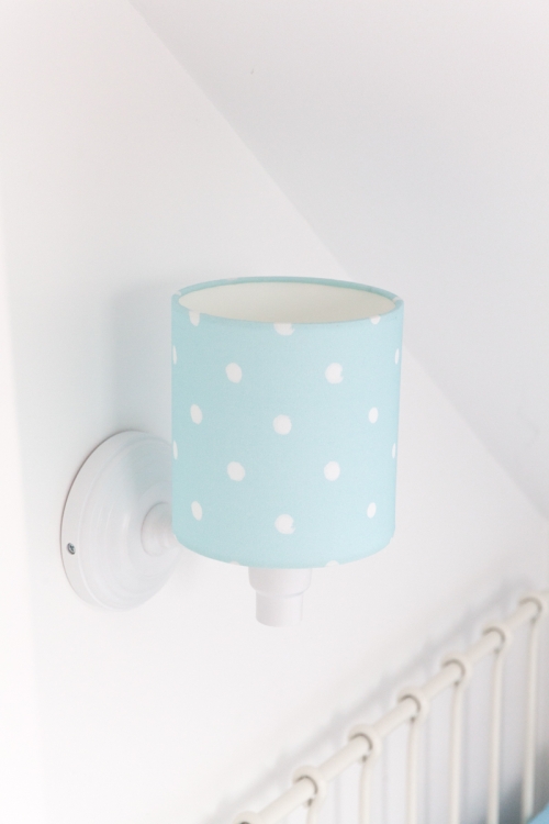 Kinkiet miętowy w białe kropki Lovely Dots Mint, idealna lampka nocna ścienna dla chłopca i dziewczynki, wykonana z bawełny i drewna bukowego.