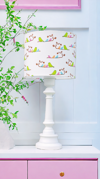 lampa stojąca biała dla dziewczynki w drobne ptaszki
