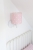 Kinkiet różowy Lovely Dots Pink – subtelna lampka nocna ścienna w pastelowym różu z białymi kropkami. Idealna do pokoju dziewczynki, piękna dekoracja pokoju dziecięcego.