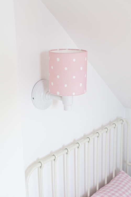 Kinkiet różowy Lovely Dots Pink – subtelna lampka nocna ścienna w pastelowym różu z białymi kropkami. Idealna do pokoju dziewczynki, piękna dekoracja pokoju dziecięcego.