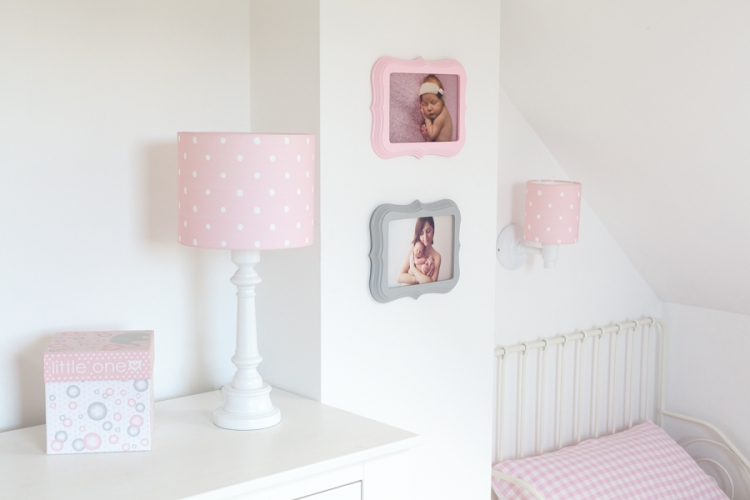 Kinkiet różowy Lovely Dots Pink – subtelna lampka nocna ścienna w pastelowym różu z białymi kropkami. Idealna do pokoju dziewczynki, piękna dekoracja pokoju dziecięcego.