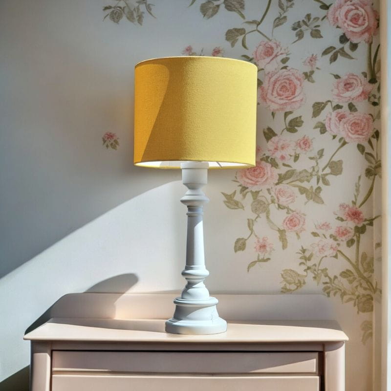żółta lampa stołowa